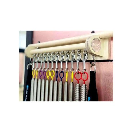Elina Pilates Spring Hanger Federhalter mit aufgehängten Federn und bunten Schlaufen an der Wand