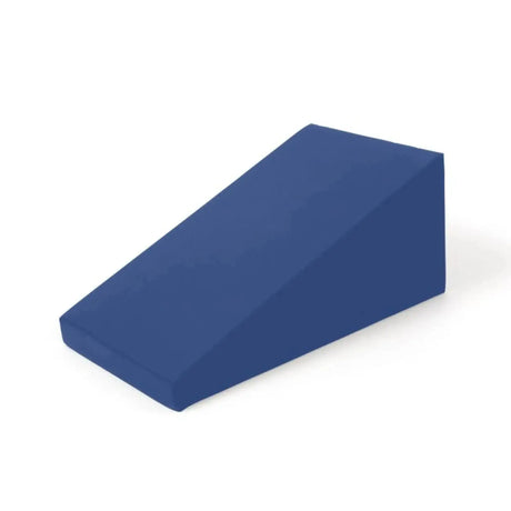 Elina Pilates Triangle Spine Corrector in Keilform in Blau, Schrägansicht auf weißem Hintergrund