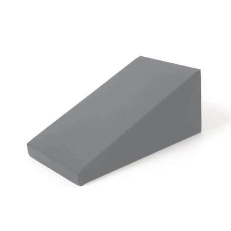 Elina Pilates Triangle Spine Corrector in Keilform in Grau, Schrägansicht auf weißem Hintergrund