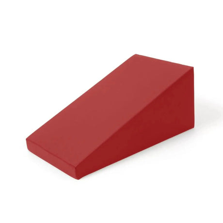 Elina Pilates Triangle Spine Corrector in Keilform in Rot, Schrägansicht auf weißem Hintergrund