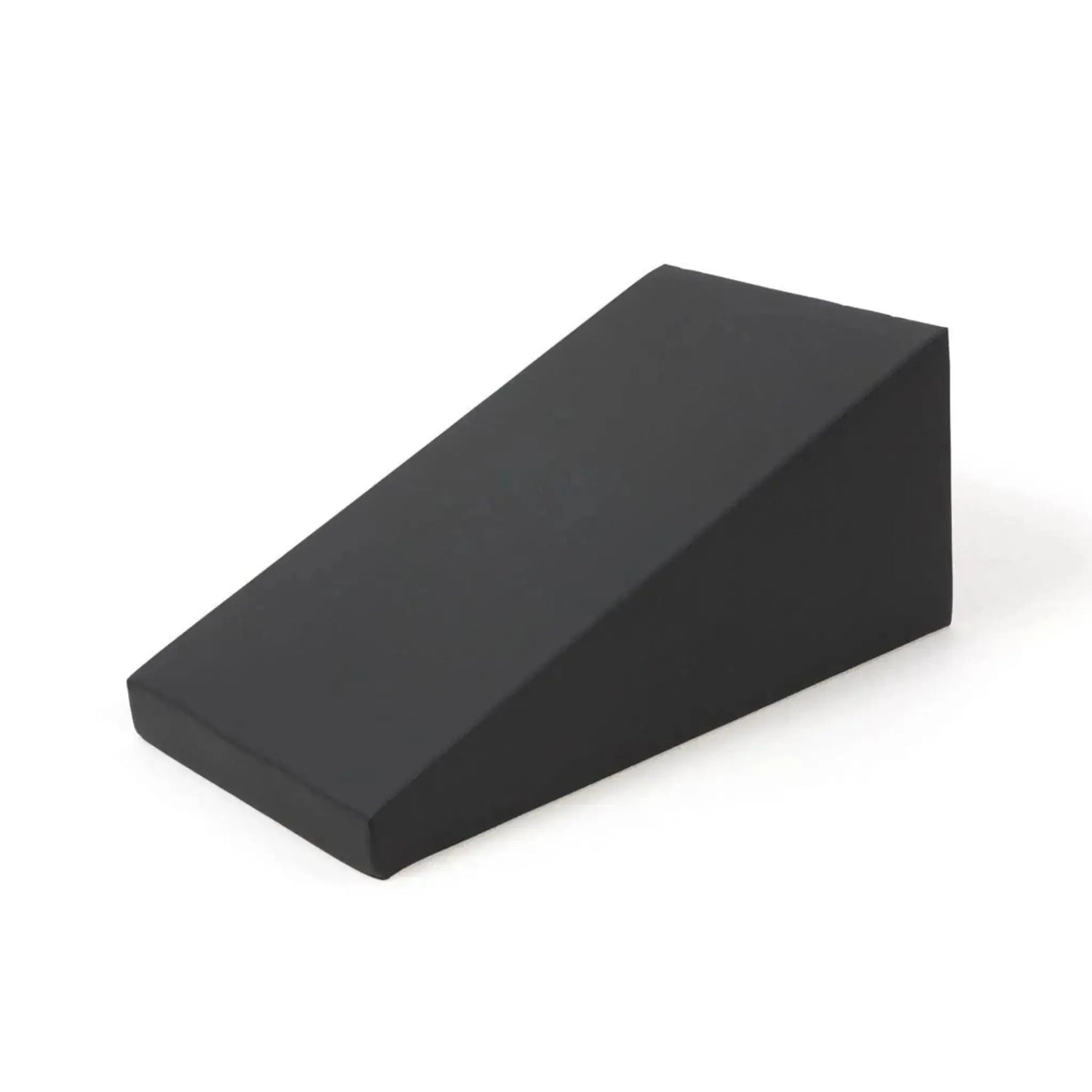 Elina Pilates Triangle Spine Corrector in Keilform in Schwarz, Schrägansicht auf weißem Hintergrund