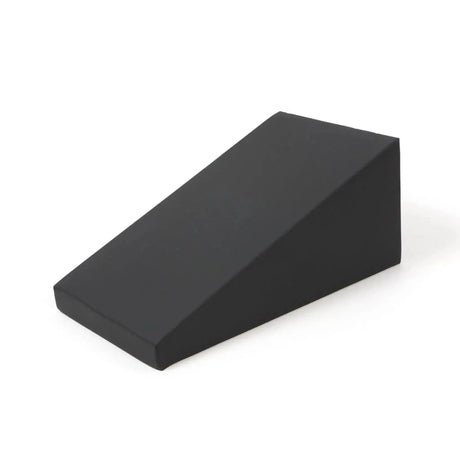 Elina Pilates Triangle Spine Corrector in Keilform in Schwarz, Schrägansicht auf weißem Hintergrund
