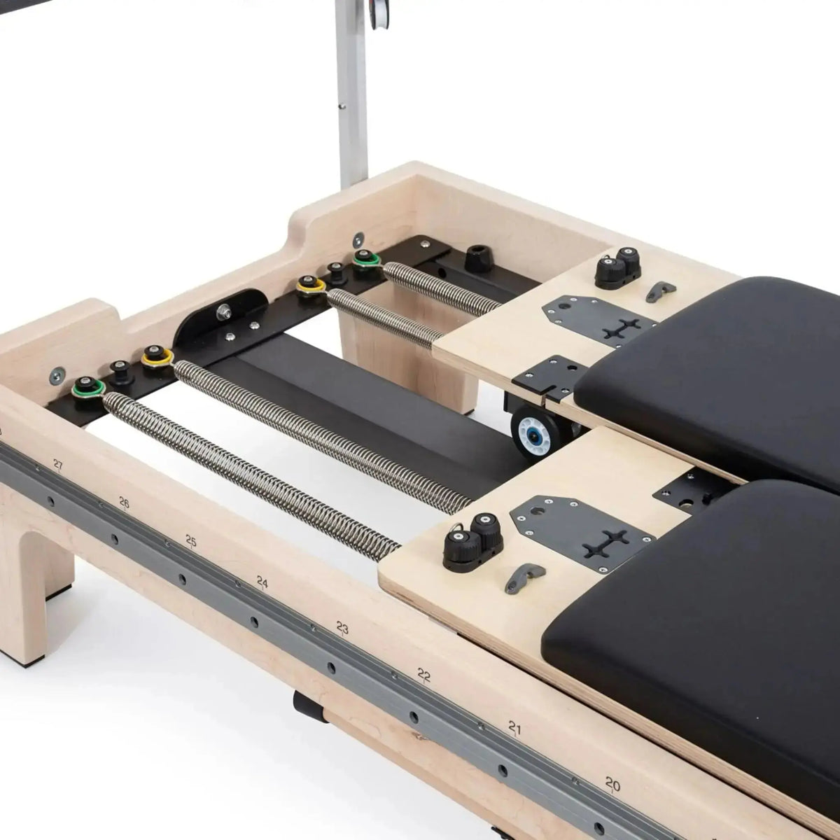 Elina Pilates Twin Reformer aus Ahornholz, Detail des Rahmens mit Schienen und Federaufhängung von oben