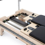 Elina Pilates Twin Reformer aus Ahornholz, Detail des Rahmens mit Schienen und Federaufhängung von oben