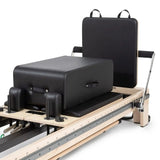 Elina Pilates Twin Reformer aus Ahornholz, Detail der schwarzen Sitzbox und Rückenlehne auf dem Wagen