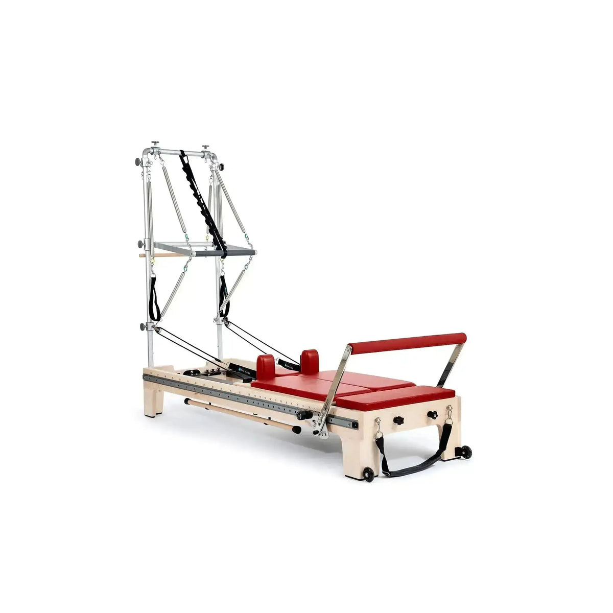 Elina Pilates Twin Reformer aus Ahornholz mit roten Polstern, Schrägansicht mit Turm auf weißem Hintergrund