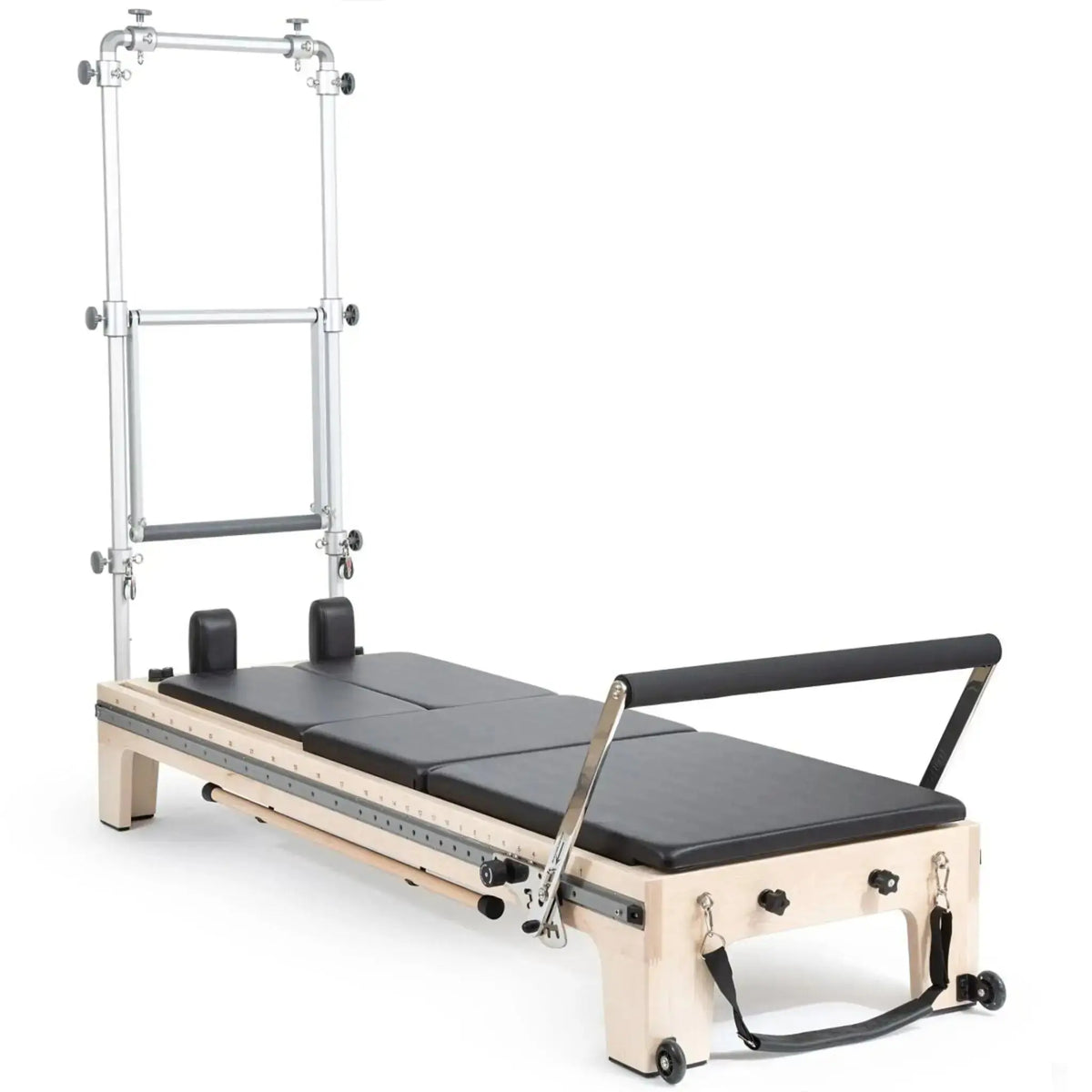 Elina Pilates Twin Reformer aus Ahornholz mit schwarzen Polstern und Turm, Schrägansicht auf weißem Hintergrund