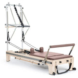 Elina Pilates Twin Reformer aus Ahornholz mit Polstern in Altrosa, Seitenansicht mit Turm auf Weiß
