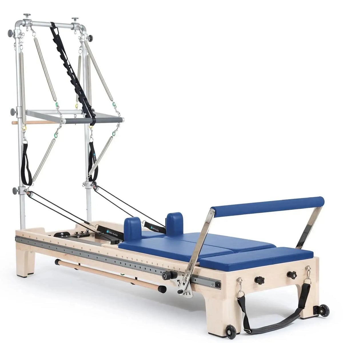 Elina Pilates Twin Reformer aus Ahornholz mit blauen Polstern, Seitenansicht mit Turm auf weißem Hintergrund