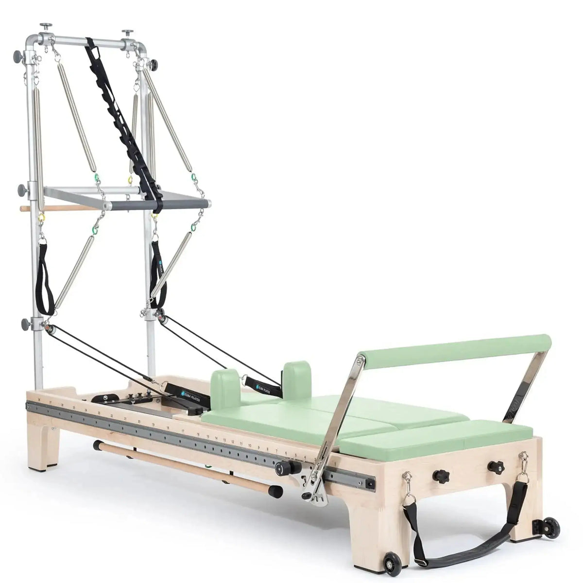Elina Pilates Twin Reformer aus Ahornholz mit hellgrünen Polstern, Seitenansicht mit Turm auf Weiß