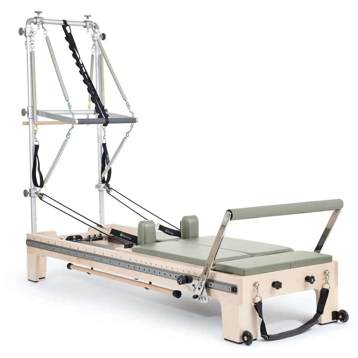 Elina Pilates Twin Reformer aus Ahornholz mit Polstern in Iceberg-Grün, Seitenansicht mit Turm auf Weiß