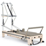 Elina Pilates Twin Reformer aus Ahornholz mit Polstern in Mokka, Seitenansicht mit Turm auf Weiß