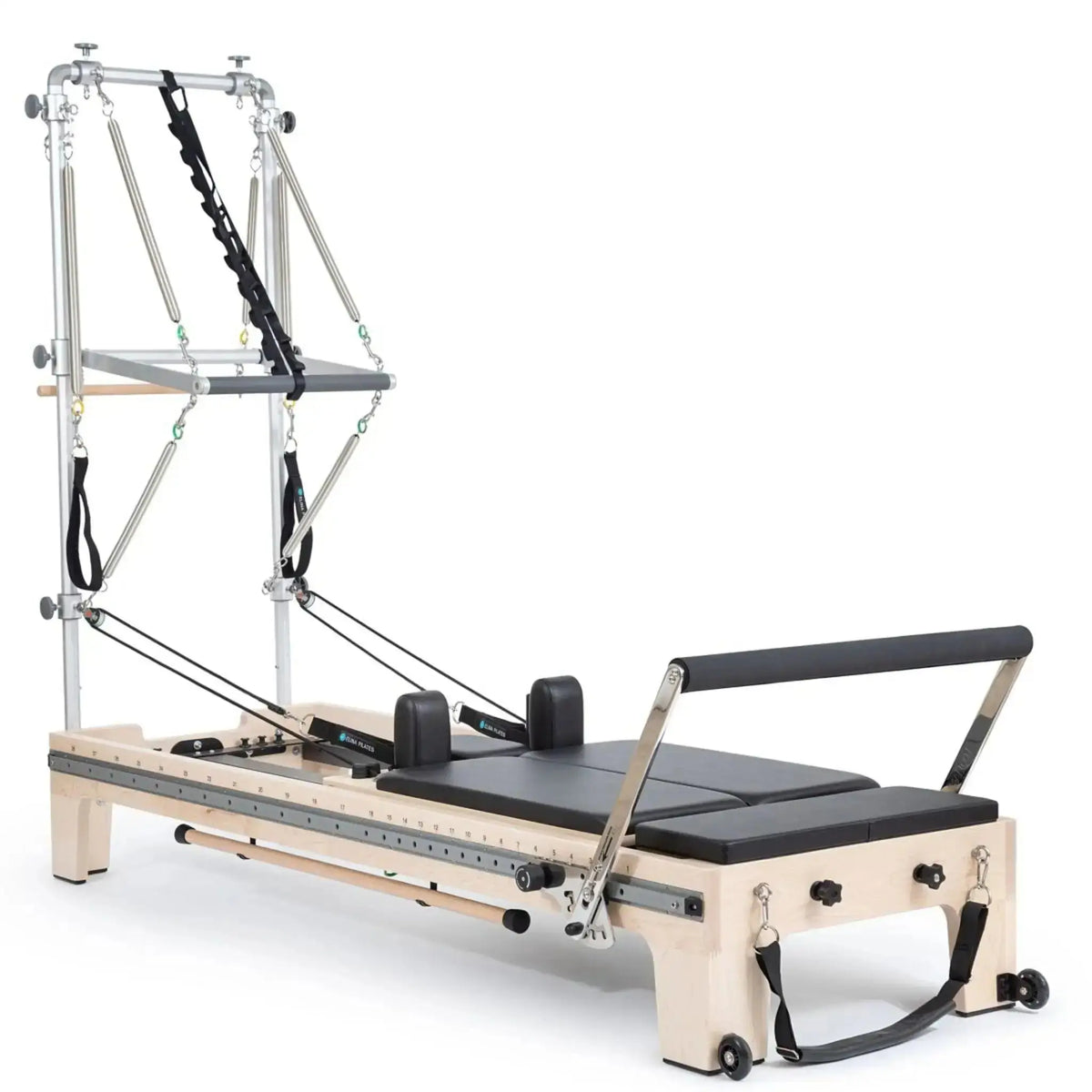 Elina Pilates Twin Reformer aus Ahornholz mit schwarzen Polstern, Seitenansicht mit Turm und Fußstange
