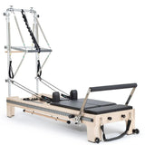Elina Pilates Twin Reformer aus Ahornholz mit schwarzen Polstern, Seitenansicht mit Turm und Fußstange