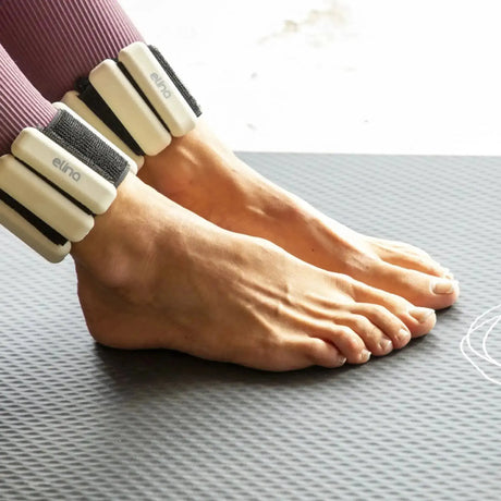 Elina Pilates verstellbare Gewichte 0,5 kg für Handgelenk und Knöchel in Beige, am Knöchel getragen auf einer Matte