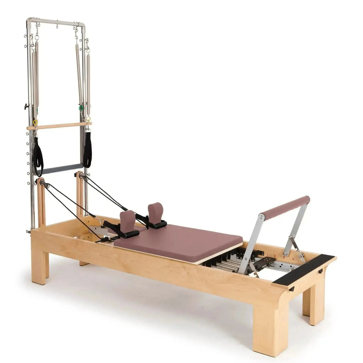 Elina Pilates Wooden Reformer Fisio mit Tower, Schrägansicht mit Polster in Altrosa und Holzrahmen