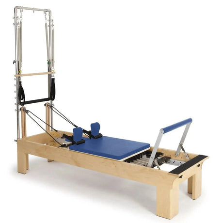 Elina Pilates Wooden Reformer Fisio mit Tower, Schrägansicht mit Polster in Blau und Holzrahmen
