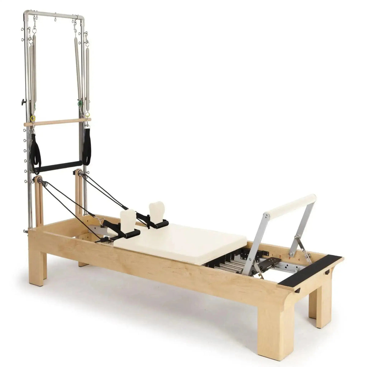 Elina Pilates Wooden Reformer Fisio mit Tower, Schrägansicht mit Polster in Elfenbein und Holzrahmen