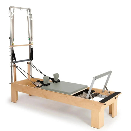 Elina Pilates Wooden Reformer Fisio mit Tower, Schrägansicht mit Polster in Eukalyptus und Holzrahmen