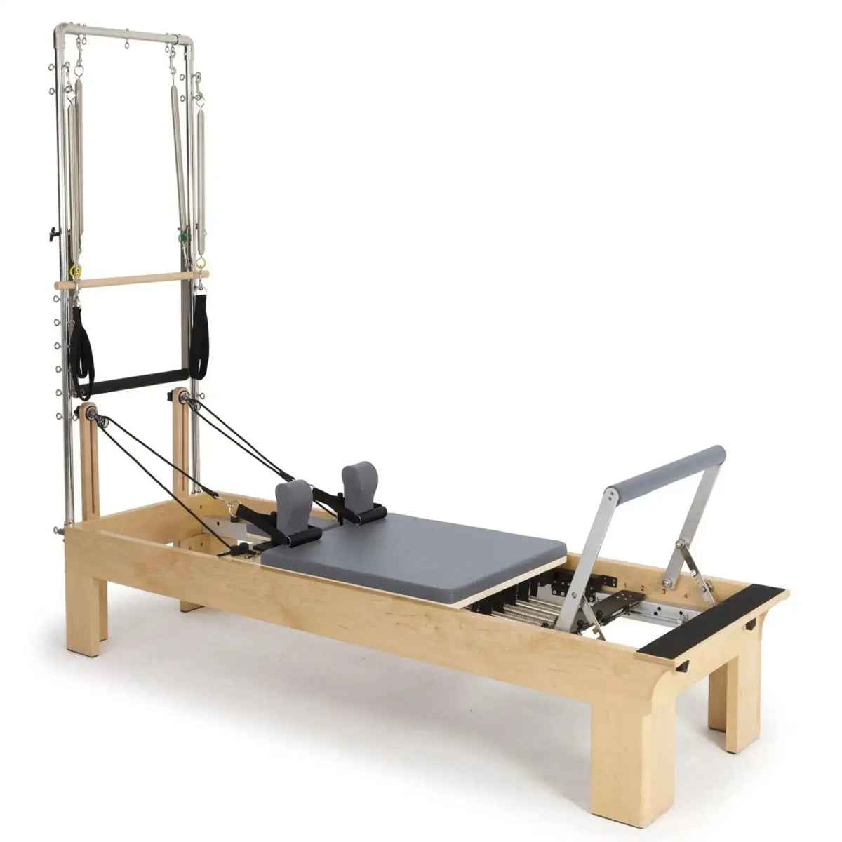Elina Pilates Wooden Reformer Fisio mit Tower, Schrägansicht mit Polster in Grau und Holzrahmen
