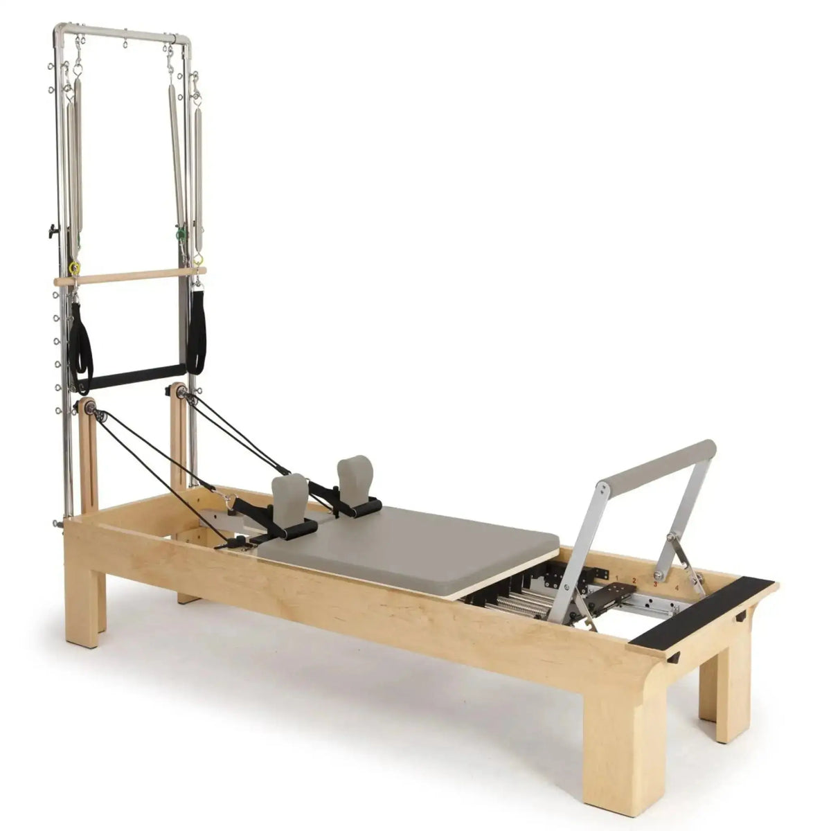 Elina Pilates Wooden Reformer Fisio mit Tower, Schrägansicht mit Polster in Mokka und Holzrahmen