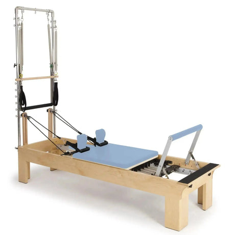 Elina Pilates Wooden Reformer Fisio mit Tower, Schrägansicht mit Polster in Ozeanblau und Holzrahmen