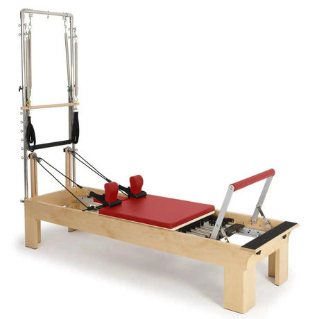 Elina Pilates Wooden Reformer Fisio mit Tower, Schrägansicht mit Polster in Rot und Holzrahmen