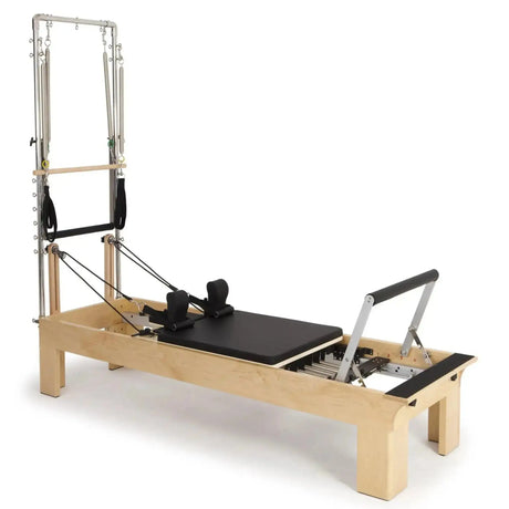 Elina Pilates Wooden Reformer Fisio mit Tower, Schrägansicht mit Polster in Schwarz und Holzrahmen