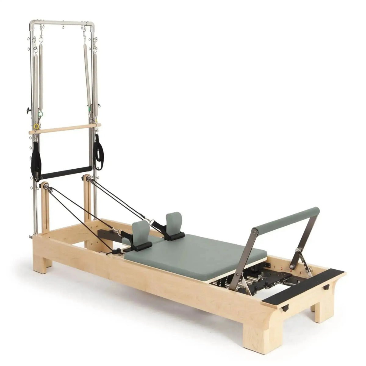 Elina Pilates Wooden Reformer mit Tower aus Rock-Ahorn, Polster in Eisblau, Schrägansicht
