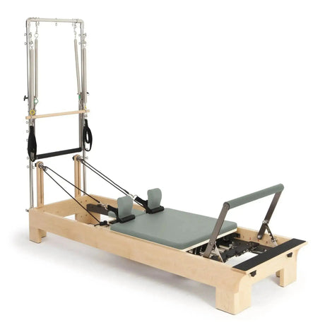 Elina Pilates Wooden Reformer mit Tower aus Rock-Ahorn, Polster in Eisblau, Schrägansicht