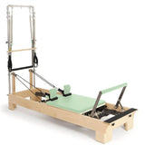 Elina Pilates Wooden Reformer mit Tower aus Rock-Ahorn, Polster in Grün, Schrägansicht