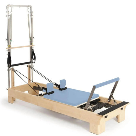 Elina Pilates Wooden Reformer mit Tower aus Rock-Ahorn, Polster in Ozeanblau, Schrägansicht
