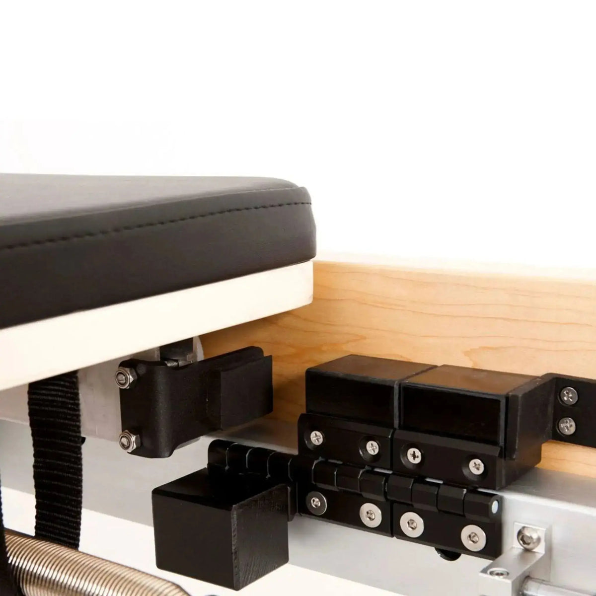 Elina Pilates Wooden Reformer Physio aus Rock-Ahorn im Detail: Federhalter und Holzrahmen unter dem Schlitten
