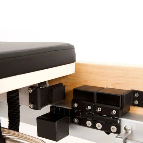 Elina Pilates Wooden Reformer Physio aus Rock-Ahorn im Detail: Federhalter und Holzrahmen unter dem Schlitten