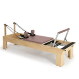 Elina Pilates Wooden Reformer Physio aus Rock-Ahorn mit altrosa Polster, Schrägansicht