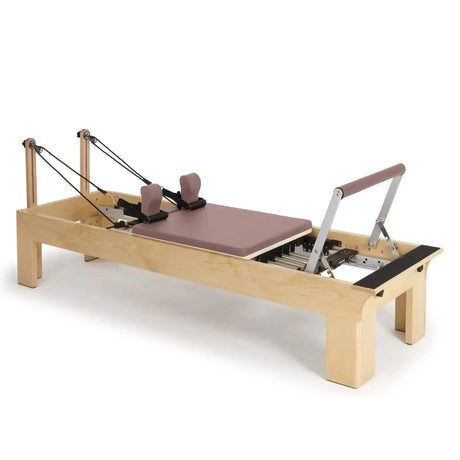 Elina Pilates Wooden Reformer Physio aus Rock-Ahorn mit altrosa Polster, Schrägansicht