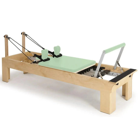 Elina Pilates Wooden Reformer Physio aus Rock-Ahorn mit eisblauem Polster, Schrägansicht