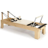 Elina Pilates Wooden Reformer Physio aus Rock-Ahorn mit elfenbeinfarbenem Polster, Schrägansicht