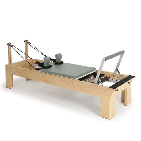 Elina Pilates Wooden Reformer Physio aus Rock-Ahorn mit eukalyptusgrünem Polster, Schrägansicht