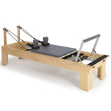 Elina Pilates Wooden Reformer Physio aus Rock-Ahorn mit grauem Polster, Schrägansicht