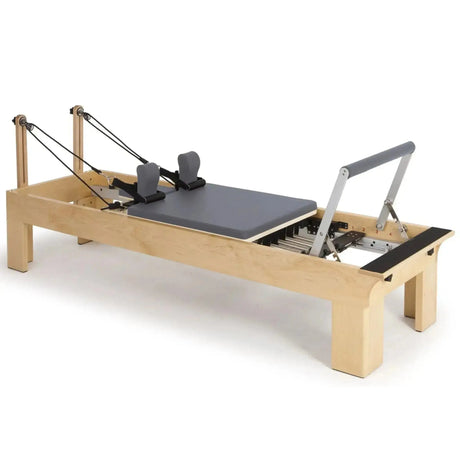 Elina Pilates Wooden Reformer Physio aus Rock-Ahorn mit grauem Polster, Schrägansicht