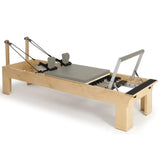 Elina Pilates Wooden Reformer Physio aus Rock-Ahorn mit mokkafarbenem Polster, Schrägansicht