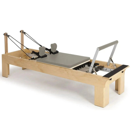 Elina Pilates Wooden Reformer Physio aus Rock-Ahorn mit mokkafarbenem Polster, Schrägansicht