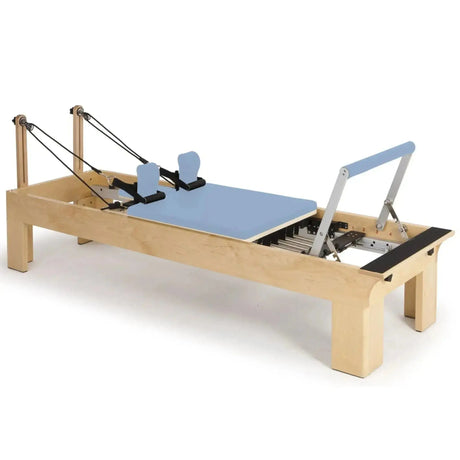 Elina Pilates Wooden Reformer Physio aus Rock-Ahorn mit ozeanblauem Polster, Schrägansicht