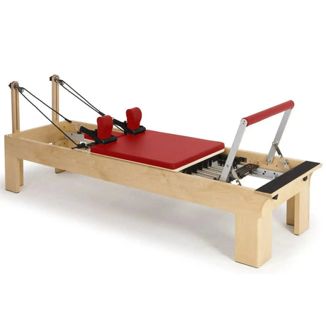 Elina Pilates Wooden Reformer Physio aus Rock-Ahorn mit rotem Polster, Schrägansicht