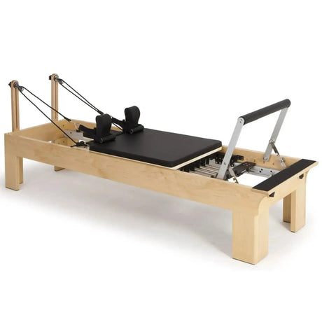 Elina Pilates Wooden Reformer Physio aus Rock-Ahorn mit schwarzem Polster, Schrägansicht