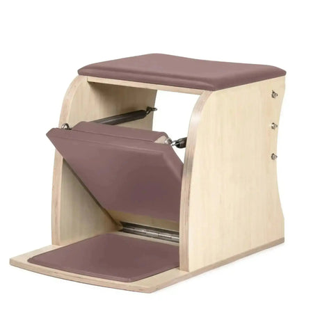 Elina Pilates Wunda Chair Classic aus Ahornholz in Schrägansicht mit altrosa Polsterung