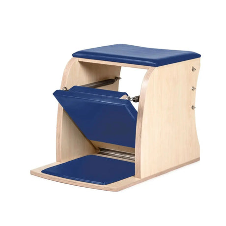 Elina Pilates Wunda Chair Classic aus Ahornholz in Schrägansicht mit blauer Polsterung