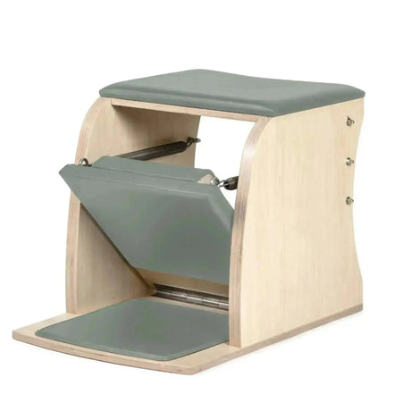 Elina Pilates Wunda Chair Classic aus Ahornholz in Schrägansicht mit Polsterung in Eukalyptus