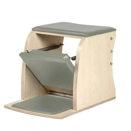 Elina Pilates Wunda Chair Classic aus Ahornholz in Schrägansicht mit Polsterung in Iceberg